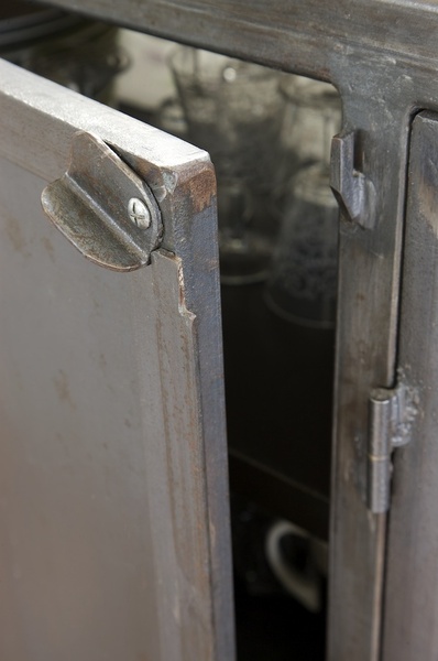 Détail de placard en métal traité.