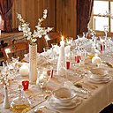 Toute de blanc vêtue, une table de Noël très raffinée : nappe, serviettes,  couverts de table, porte-serviettes, Angel des Montagnes, chemin de table «fleurs vaporeuses» en lin naturel, Arielle Dequevauviller pour Collection Maison, assiettes plates, assiettes à dessert, coupelles  Corola « Esprit de Fabrique » pour Olivades, cloches verre, Comptoir de Famille, verres, et photophores rouge, Potiron, bougies «boules blanches et anges», chandelier blanc, Bougies la Francaise, «Pyrus» lumignon, Crystal piquet.