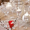 Toute en transparence : « Pyrus » lumignon », fleurs de pommier, Sia, vase à bec blanc, Coming B, chemin de table « fleurs vaporeuses » en lin naturel, Arielle Dequevauviller pour Collection Maison.