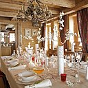 Tenue d’apparat  pour jour de fête : nappe en lin, serviettes, couverts, ronds de serviette, Angel des Montagnes, chemin de table « fleurs vaporeuses » en lin naturel, Arielle Dequevauviller pour Collection Maison, vases « Antartic », fleurs de pommier, Crystal Piquet, lumignons « Pyrus », chandelier blanc, Sia, petit vase blanc à bec, Coming B, bougies boules blanches et anges, Bougies La Française, photophores rouges et verres, Potiron.