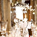 Lumignon « Pyrus », Crystal Piquet, Sia, photophores rouges et verres, Potiron bougie ange ; bougies La Française, petit vase à bec blanc, Coming B.