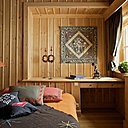 Une chambre d’amis sous le signe de la sobriété, menuiserie, ébéniste Le Soli, plaid, coussins « Etoile », laine unie brodée, Olivades.