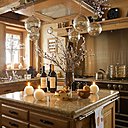 Une cuisine basse de plafond pour une intimité retrouvée, entreprise Charmeilles agencement : cuisinière, La Cornue, boules de Noël « Nella », branches de baie givrées, Sia , bougies, Bougies La Française.