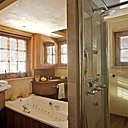 Tradition et modernité pour des salles de bains ouvertes sur l’extérieur. Douche et robinetterie, Grohe.