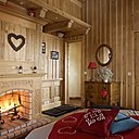 Le nec plus ultra, une cheminée dans la chambre ! menuiserie, ébéniste Le Soli, plaid brodé laine uni bicolore, coussins, Olivades.