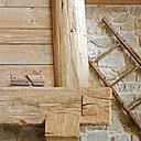 Détail cheminée pierre et bois ancien.