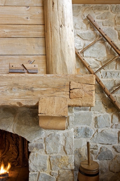 Détail cheminée pierre et bois ancien.