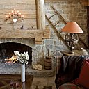 Détail salon : canapé Nobilis recouvert de tissus écossais, Pietraneck, Squawvalley, plaid, Arpin, vase « Antartic, Sia.