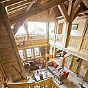 L’architecte Nicolas Perrin  a créé beaucoup d’ouvertures sur la nature pour donner le plus de lumière possible.. Canapés Nobilis recouverts de tissus écossais, Pietraneck, Squawvalley, plaids, Arpin.