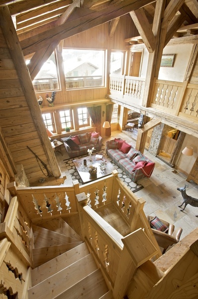 L’architecte Nicolas Perrin  a créé beaucoup d’ouvertures sur la nature pour donner le plus de lumière possible.. Canapés Nobilis recouverts de tissus écossais, Pietraneck, Squawvalley, plaids, Arpin.