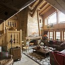 Un goûter savoureux au coin du feu. Vaisselle savoyarde traditionnelle, plat en bois, Les Sculpteurs du Lac, vase « Antartic », Sia, branches de Noël, vases à bec blanc, Coming B, bougies, Bougies La Française, Plaid, Arpin, coussin blanc, Olivades, nappe en lin blanc, Angel des Montagnes.