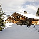 Un rêve de chalet en plein Megève, toiture en tavaillons, terrasses en pin Douglas, granit de Combloux et vieux bois lui donnent une allure magnifique. Planté au beau milieu de la neige, il s’impose majestueusement.
