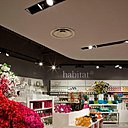 Une grande place est dédiée aux vases et à l'art floral en général