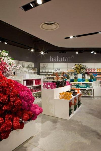 Une grande place est dédiée aux vases et à l'art floral en général