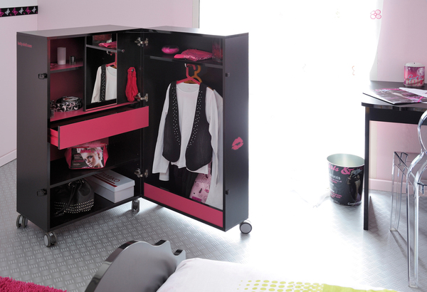 Astucieuse, la malle penderie Lady Doll avec ses tiroirs pour ranger tout les vêtements