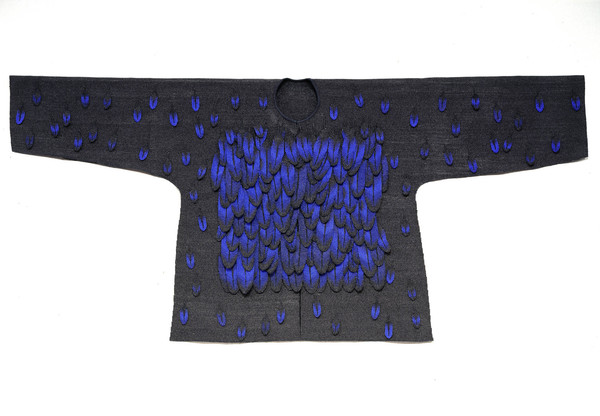 Raven Coat: tapisserie de lice tissée par l’artiste, 2005, en soie et fils métalliques. H. 80 x 167 cm