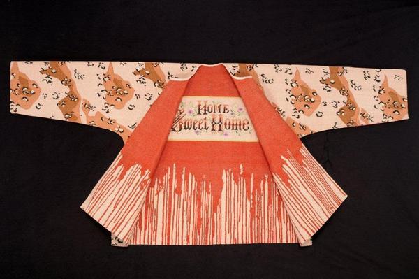 Freedom’s Price : tapisserie tissée en soie et fils métalliques et rehaussée de quelques perles de crystal, 2005, H. 0,81 x175 cm