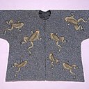 Kiss the Prince Coat, tapisserie de lice tissée par l’artiste, 2004, en soie et rehaussée de perles. H. 81 x 175 cm.