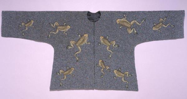 Kiss the Prince Coat, tapisserie de lice tissée par l’artiste, 2004, en soie et rehaussée de perles. H. 81 x 175 cm.