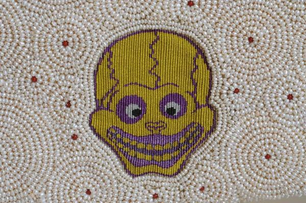 Skull Pearl Coat : Tapisserie tissée par l’artiste en soie et fils métalliques rehaussée de perles, 2011. H.86 x167 cm