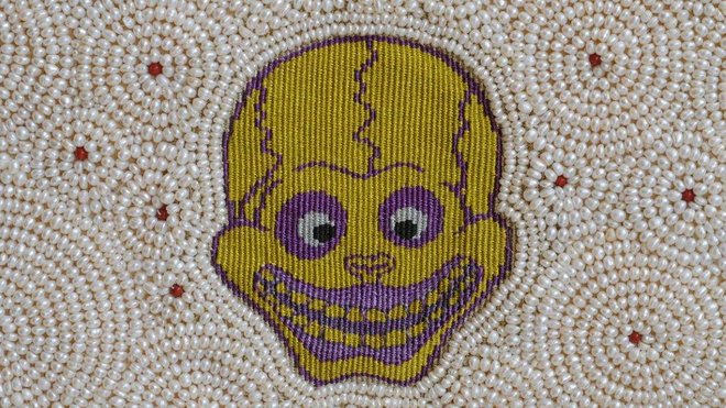 Skull Pearl Coat : Tapisserie tissée par l’artiste en soie et fils métalliques rehaussée de perles, 2011. H.86 x167 cm