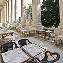 Dîner sur l’élégante terrasse couverte surplombant les jardins du Grand Palais: un pur bonheur