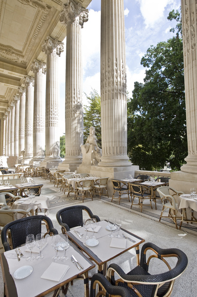 Dîner sur l’élégante terrasse couverte surplombant les jardins du Grand Palais: un pur bonheur