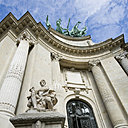 L'entrée majestueuse à l'angle du Grand Palais, face à la Seine: il n'y a plus qu'à monter les marches...