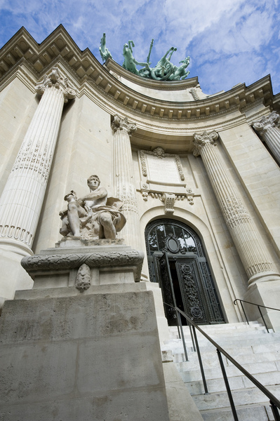 L'entrée majestueuse à l'angle du Grand Palais, face à la Seine: il n'y a plus qu'à monter les marches...