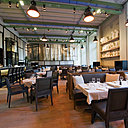 La grande salle de 400 m² vient d'être totalement redécorée par le couple de décorateurs très en vogue Gilles et Boissier