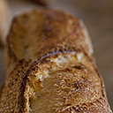 Rien de commun en effet entre un bâtard aéré de farine de blanche et du pain noir type pumpernickel dense aux diverses graines et farines !