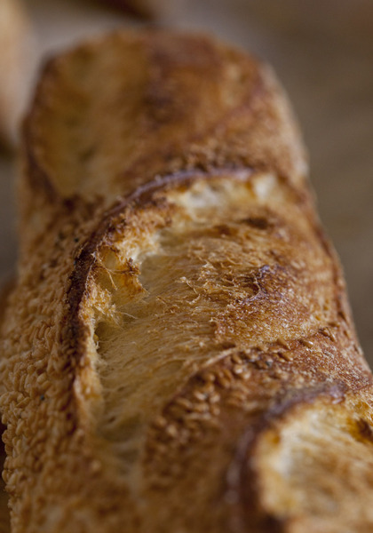 Rien de commun en effet entre un bâtard aéré de farine de blanche et du pain noir type pumpernickel dense aux diverses graines et farines !