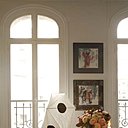 Un repas en noir et blanc : sur un table Philippe Hurel, assiettes «style « Pompadour », La Chaise Longue, verres à pied, Deshoulières, flûtes, sets, serviettes, bougeoirs, Potiron, couverts et assiettes noires de présentation, Ikea, petits plats « cartes à jouer », Galerie Lafayette Maison ( marque mirage). Chaises, Habitat,  lampe en papier, Isamu Noguchi, Sentou galerie, les deux tableaux entre les fenêtres achetés à Hong Kong.