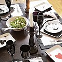 Sur une table, Philippe Hurel, sets, serviettes, bougeoir, flûtes, saladier, Potiron, assiettes de présentation noires, couverts, Ikea