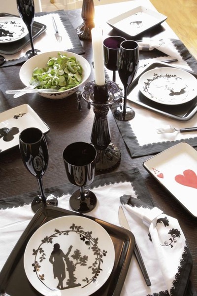 Sur une table, Philippe Hurel, sets, serviettes, bougeoir, flûtes, saladier, Potiron, assiettes de présentation noires, couverts, Ikea
