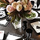 Assiette de présentation noire, couverts, Ikea, assiettes style « Pompadour », La Chaise Longue, flûtes, sets, serviettes, Potiron.