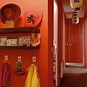 Sur un tapis Hartley’s,  table basse et chauffeuses blanches, Mis en demeure,  canapé, First Time, deux lampadaires blancs chinés aux Puces, cage à oiseaux, Maison Fassier,  lampe asiatique, Shanghaï Tang à Hong Kong ; posées sur la cheminée, deux lampes en bronze à décor de roses stylisées, 1925, Drouot.