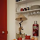 Un petit air d’Asie : suspensions japonaises offertes par un ami japonais qui a fait inscrire dessus le nom des propriétaires en écriture japonaise, estampes japonaises du XIX ème siècle, étagères, Ikea, portemanteaux, Conran Shop.