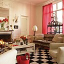 Sur un canapé, First Time, un plaid en  fourrure fait maison, Maison de la Fausse Fourrure,  cage à oiseaux, Maison Fassier, , lampes asiatiques, Shanghaï, Tang à Hong Kong ;  sur la table basse, Mis en demeure, service à thé, Potiron, sculpture femme, Caroline Langlois Meurine, tapis, Hartley’s, sur la cheminée, lampes en bronze à décor de roses stylisées, 1925, Drouot.