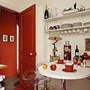 Une cuisine toute simple ; lampe singe, Mayaro, tabourets « Samba », Cuisine et dépendance, vaisselle, Sabre.