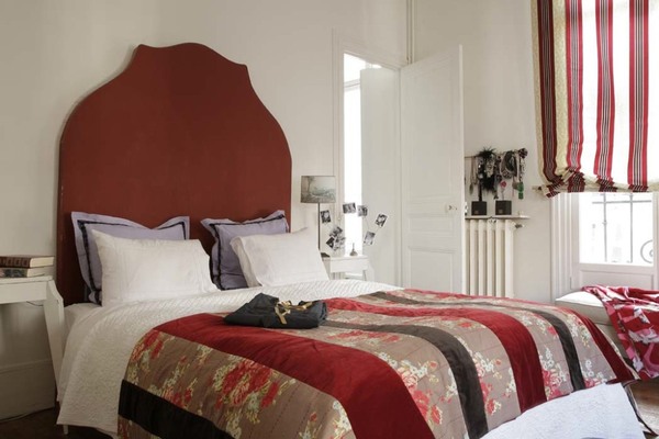 Une chambre en rouge et blanc : tête de lit, Maison Fassier, taies d’oreiller parme chemise de nuit noire, Château de Vaux, dessus de lit blanc, Mis en Demeure, dessus de lit fleurs, Linvosges,  abat-jour, Impromptu.