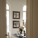 Les deux tableaux entre les fenêtres : peinture Sumié (technique de peinture en Asie) , Hong Kong, table de salle à manger, Philippe Hurel, lampadaire 60, marché Paul Bert (Stéphane Rohé).