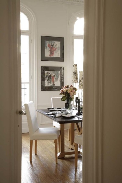 Les deux tableaux entre les fenêtres : peinture Sumié (technique de peinture en Asie) , Hong Kong, table de salle à manger, Philippe Hurel, lampadaire 60, marché Paul Bert (Stéphane Rohé).