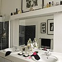 Salle de bains en noir et blanc, serviette et gants noirs, Linvosges.