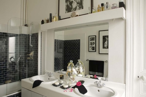 Salle de bains en noir et blanc, serviette et gants noirs, Linvosges.