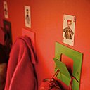 Afin que chacun des enfants ne se trompe pas de portemanteau, Adelaïde a eu une idée ingénieuse, à partir de cartes à jouer, elle a, au moyen de Photoshop, attribué une carte à jouer au-dessus de chaque portemanteau en remplaçant les têtes existantes par celle de ses enfants.