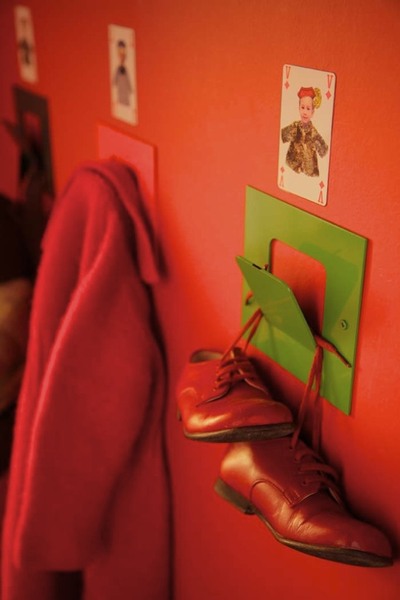 Afin que chacun des enfants ne se trompe pas de portemanteau, Adelaïde a eu une idée ingénieuse, à partir de cartes à jouer, elle a, au moyen de Photoshop, attribué une carte à jouer au-dessus de chaque portemanteau en remplaçant les têtes existantes par celle de ses enfants.