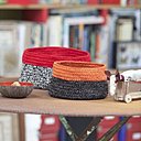 Pratiques et sympathiques, les corbeilles en crochet se fondent dans toutes les pièces de la maison.