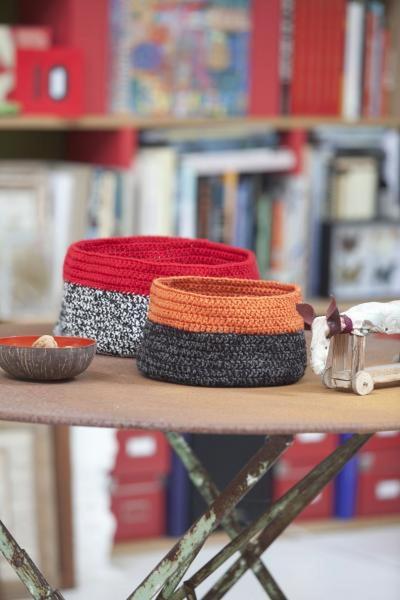 Pratiques et sympathiques, les corbeilles en crochet se fondent dans toutes les pièces de la maison.