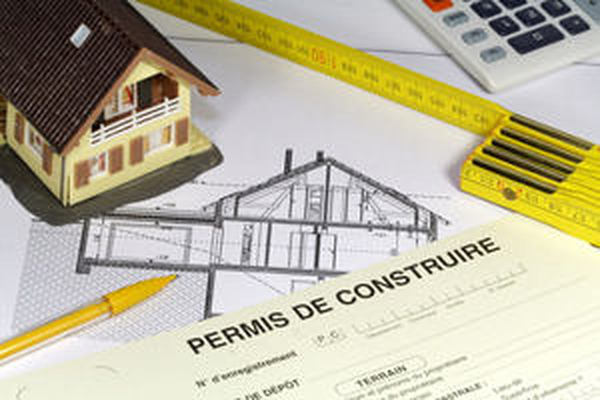 Bien demander à votre mairie la fiche de renseignement d'urbanisme qui indique tous les règlements applicables sur votre parcelle.